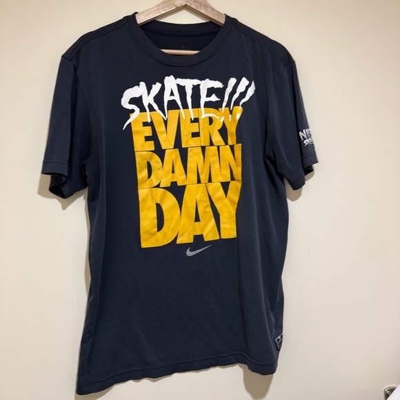 Men’s Nike Skate Every Damn Day Y2K Graphic Dri-Fit Short Sleeve Shirt Size: M - Picture 3 of 16